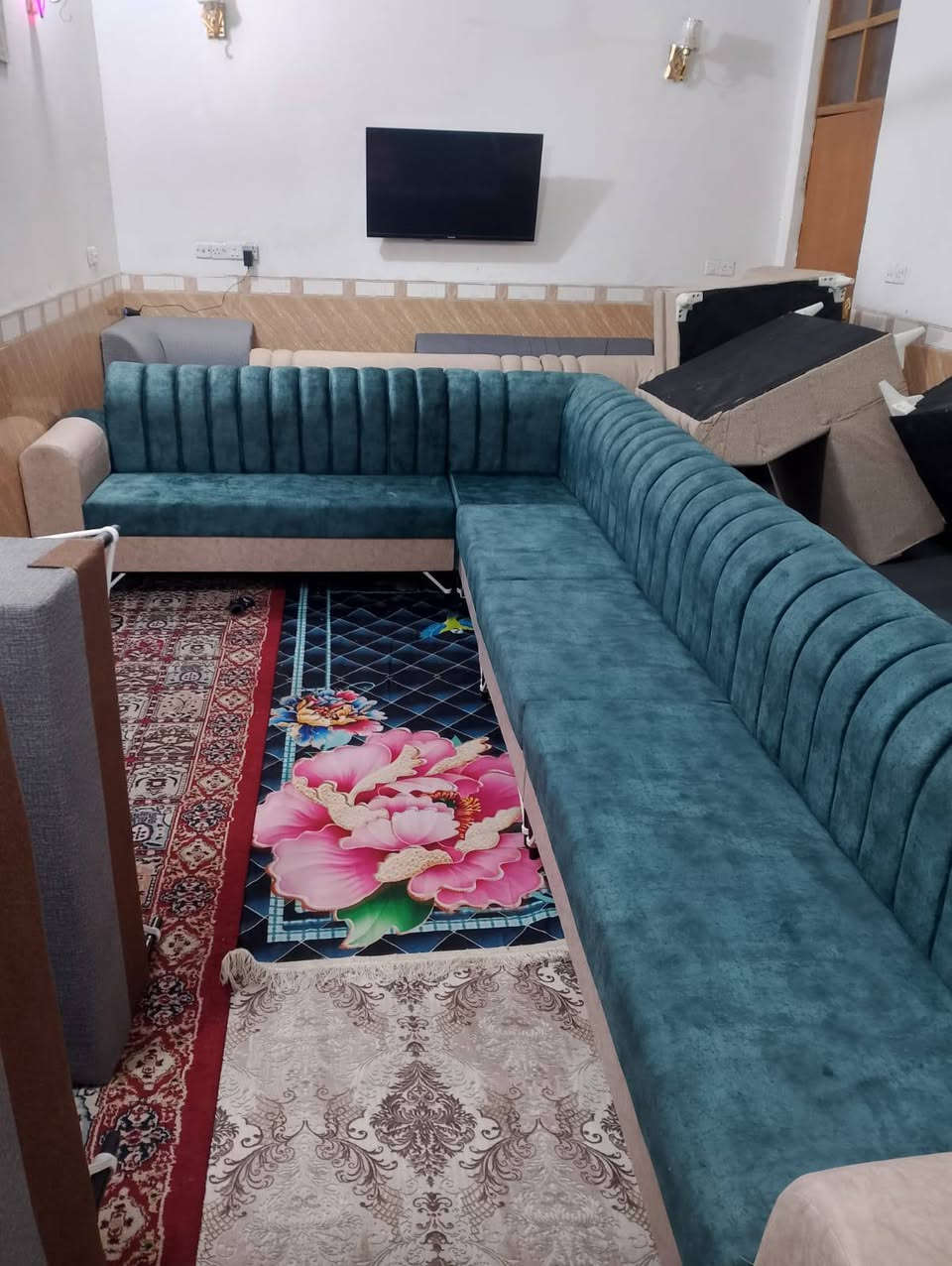 اسلام عليكم ديوان 11مقعد جديد غير مستعمل تسكام الثكيل كله بلوك اسود وسفنج مميز اولا  مكاني حله نادر الثانيه عله الخدمي ***********واتساب
