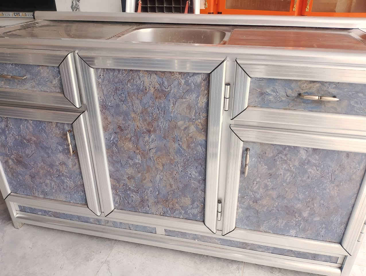 كاونترالمنيوم 5قطع. نظافة 100/100
معرض السليمانية الديوم شارع المستوصف ***********
