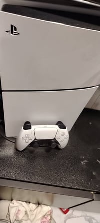 بلي 5 سلم 1 تيرا نظيف واستعمال قليل ويا جوستك وقاعدة مال بلي السعر ٦٥٠...