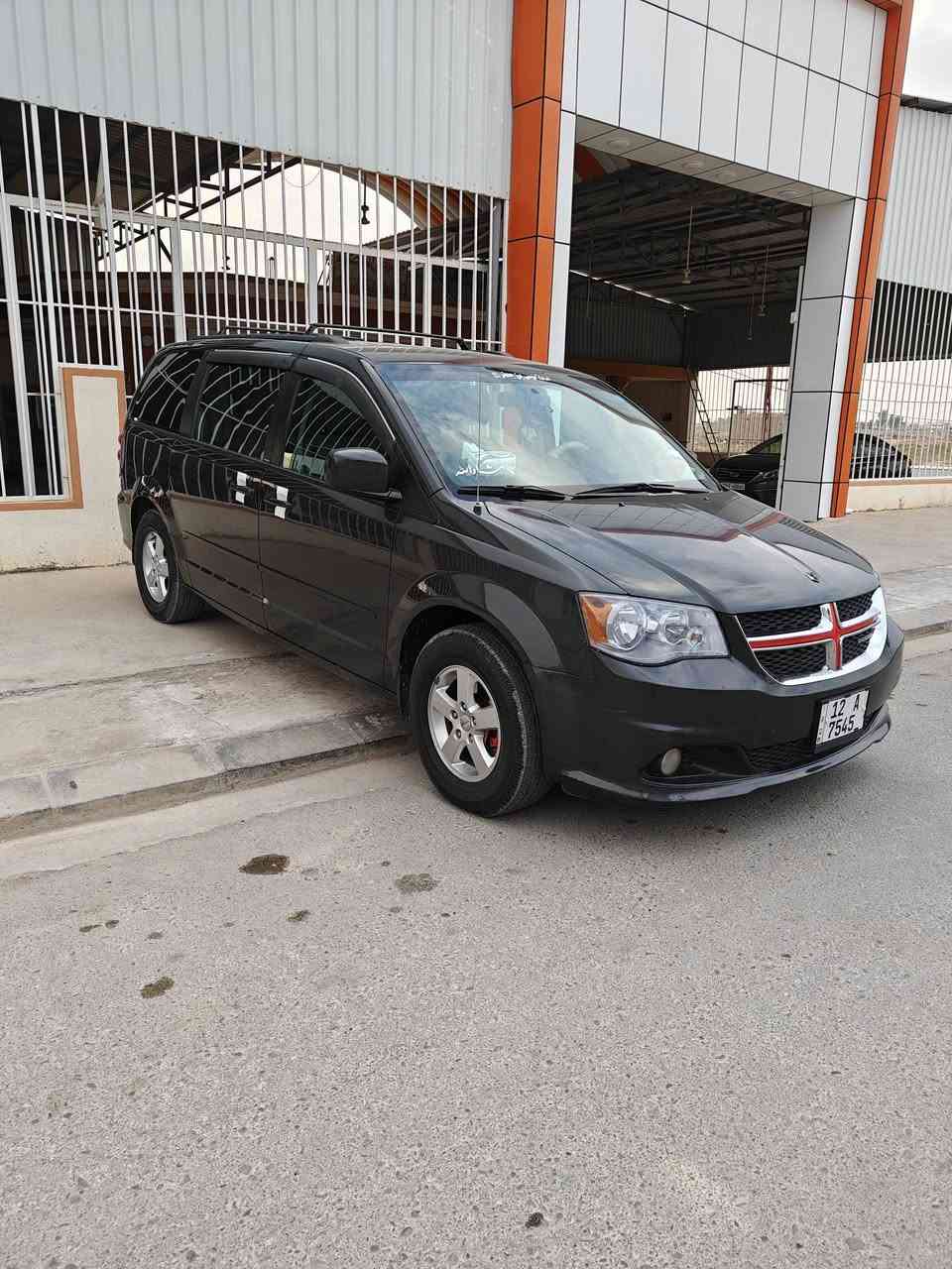 سلام عليكم للبيع 2011كلين سيارة جديدة من كل شي بيبان كهربائي صندوق كهربائي تبريد ثلاث قطعات محرك ما مفتوح شرط و كير شرط رقم نينوى جديدة ماشي 163الف سيارة مال منتسب بس يروح  بيها لدوام حاليا مكان بغداد سعر 145/
***********بي واتساب
