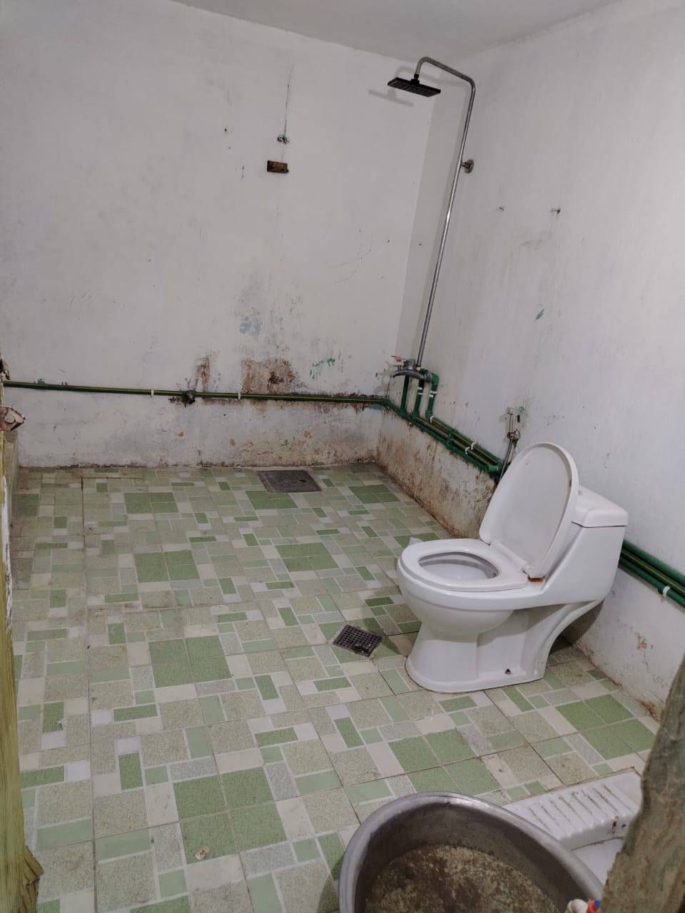 دار للايجار في الدورة شارع 60 قرب حسينية الصدريين مدخلين وكراج كبير وخدمات خارجية 3 غرف نوم وحده جوه وثنين فوك وحده منهن سويت ومطبخ ومنور واستقبال وخدمات وسطح 
السعر 600  
*********** واتساب
