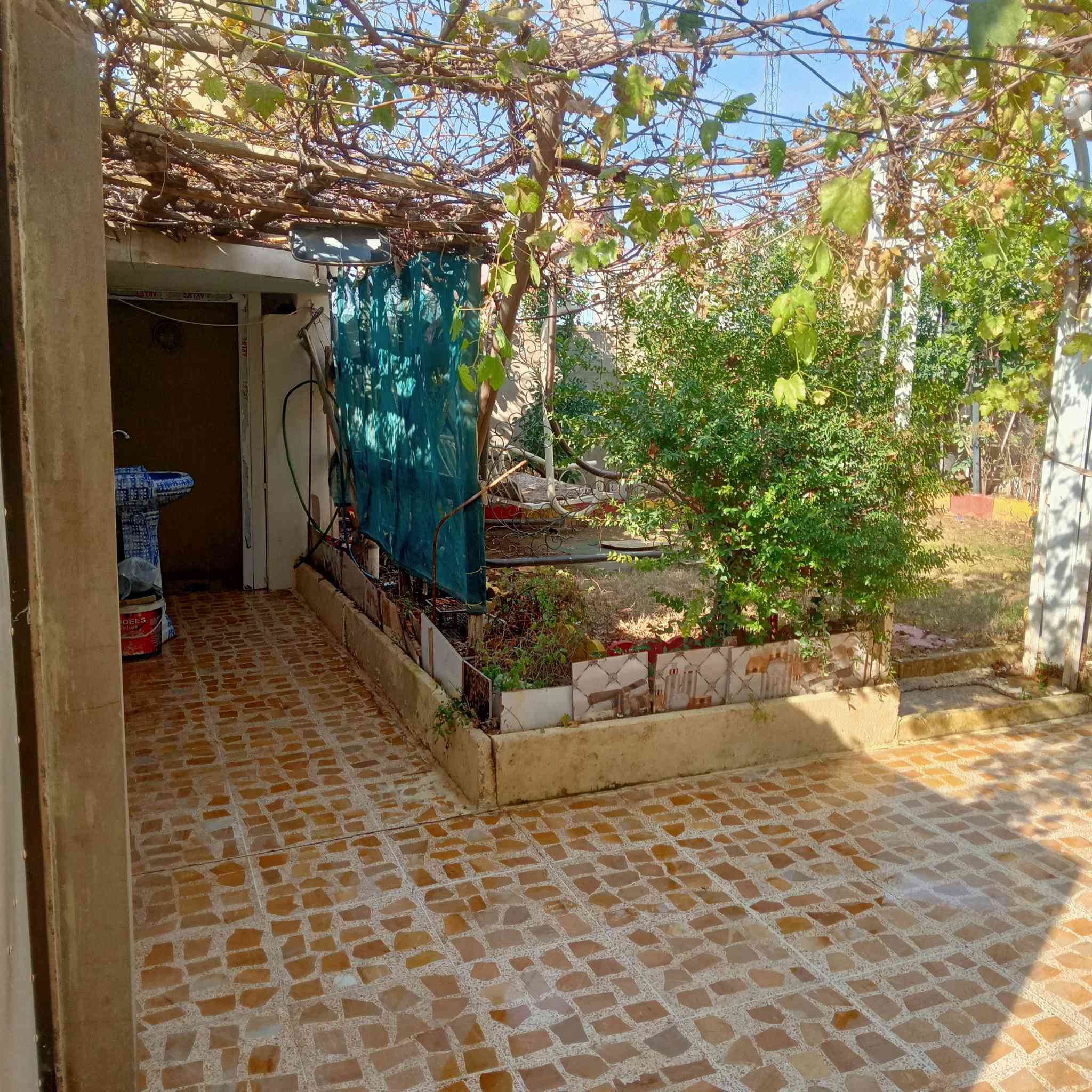 عروض مكتب انوار الخير
دار للبييع مفرق تلكيف 
مقابل جمعيه غرفه تجاره
قريب عل شارع تلكيف بعد ١٠٠متر
مساحه ٣٠٠ متر كراج ٧ متر وحديقه 
استقبال ومطبخ حار بارد
وهول وغرفتين نوم وصحيات 
زراعي نموذج ٢٥ حق تصرف
بي كرت بلديه 
سعر ١٢٥ مليون ومجال
***********
***********
