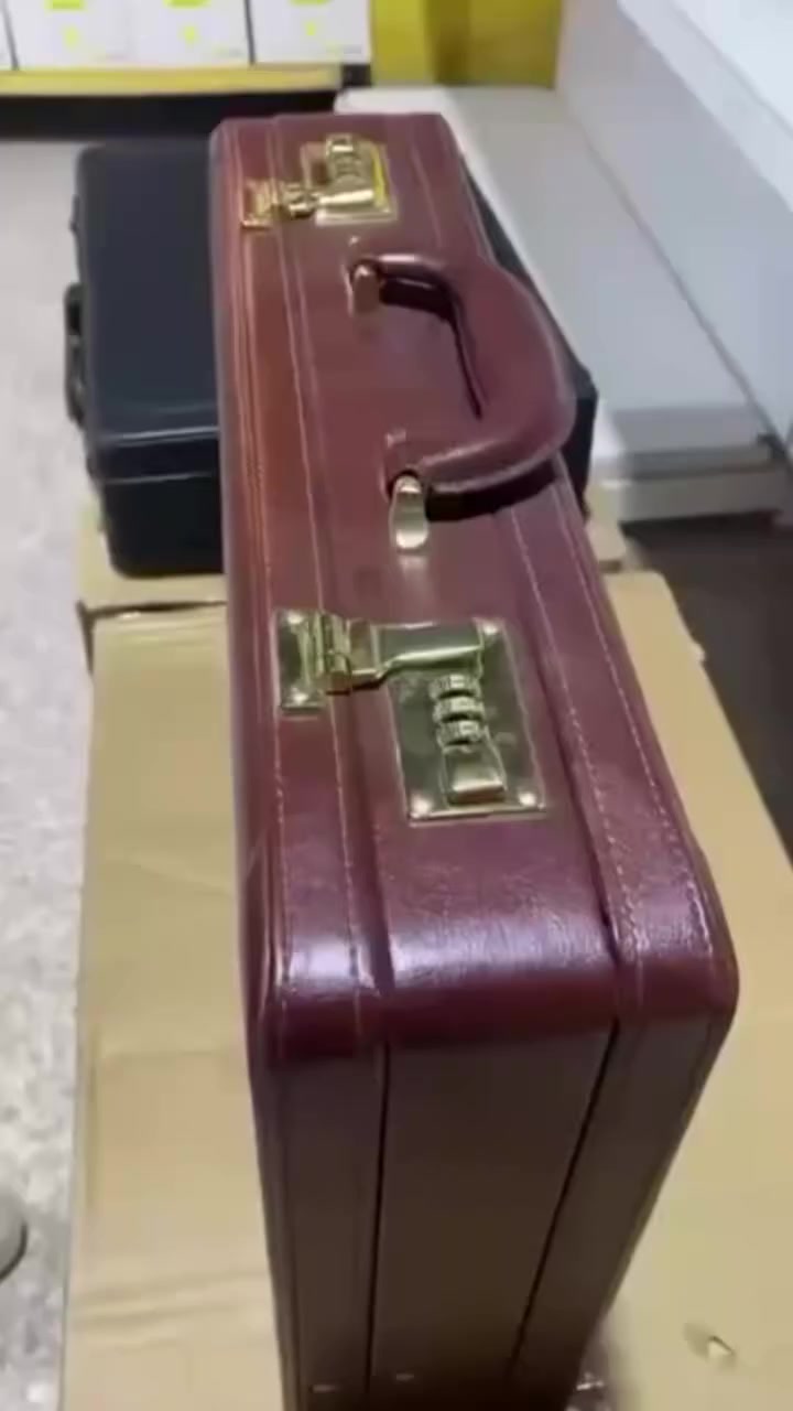 فديو طريقة تغير الرمز في الحقيبة الدبلوماسية للزبون 
  
متوفر اللون البني غامق فقط 
سعر البيع المناسب : 48,000 شامل التوصيل 

حقيبة دبلوماسية جلد بني


**إذا كنت صاحب هذا الإعلان وتريد حذفه لأي سبب، رجاءا أرسل رسالة إلى الدعم الفني**