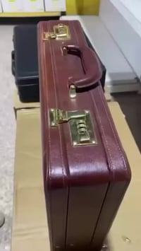 حقيبة دبلوماسية • جلد بني غامق • فيديو تغيير الرمز