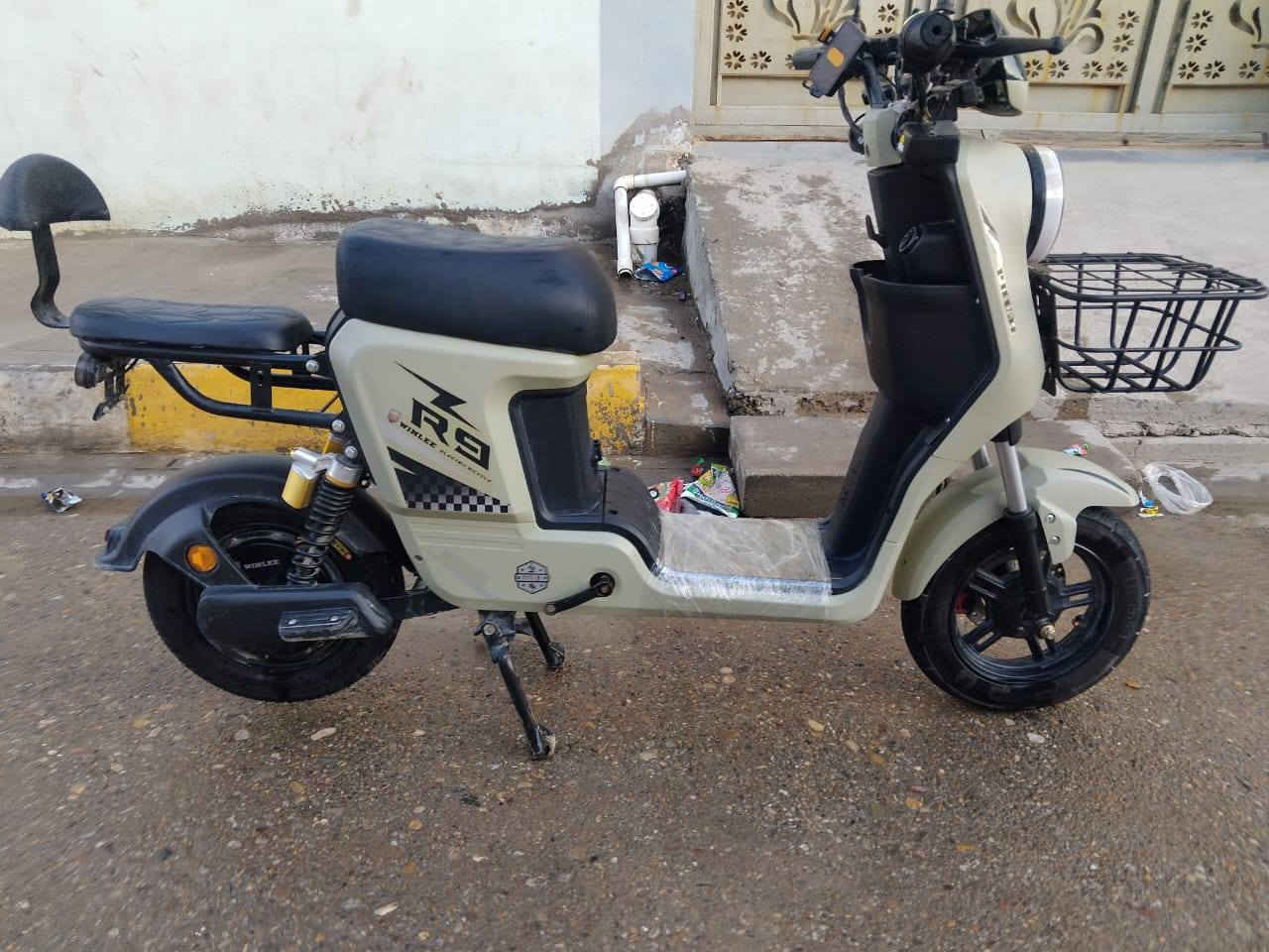 السلام عليكم دراجه شحن R9السعر 450وبيه مجال دراجه خير من الله مكفوله وهذا رقمي ***********
