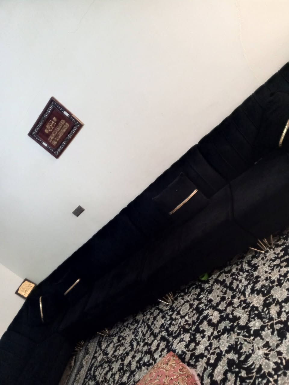 السلام عليكم هذا الطقم البيع سعره 350 اوبينو مجال التواصل على الواتساب ***********
