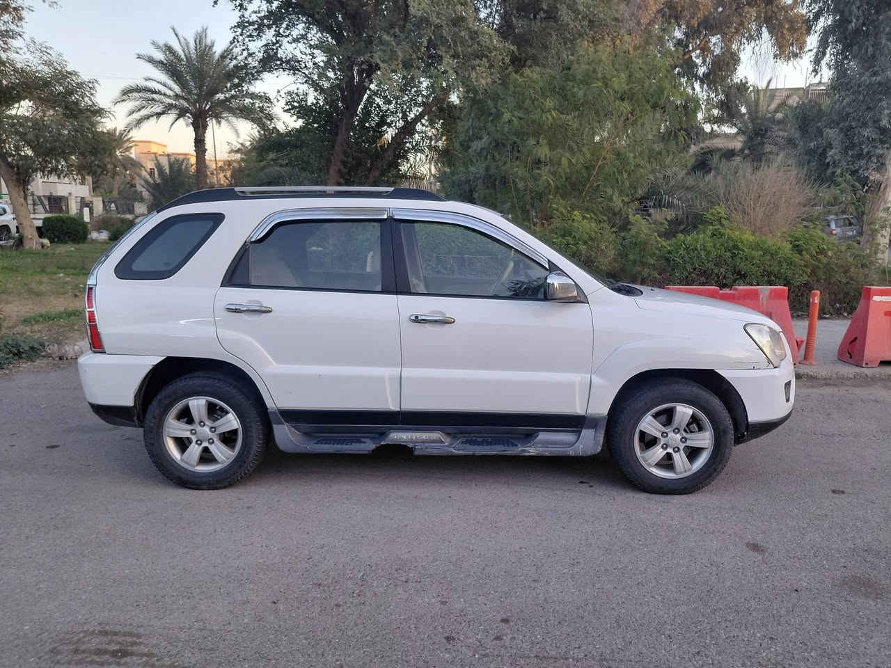 السلام عليكم
للبيع كيا سبورتج 2009 خليجي مابيهة اي صبغ باستثناء جاملغ اليسار مبدل بسبب طخة السيارة ماشية 300 الف مواصفات دفع ثنائي 2 ويل وشاشة جديدة اندرويد وكاميرا صدر امامي جديد وتخم تاير جديد رقم بغداد انكليزي وبأسمي السنوية السعر 120 ورقة مكان السيارة بغداد 
للاستفسار الاتصال على الرقم ***********
