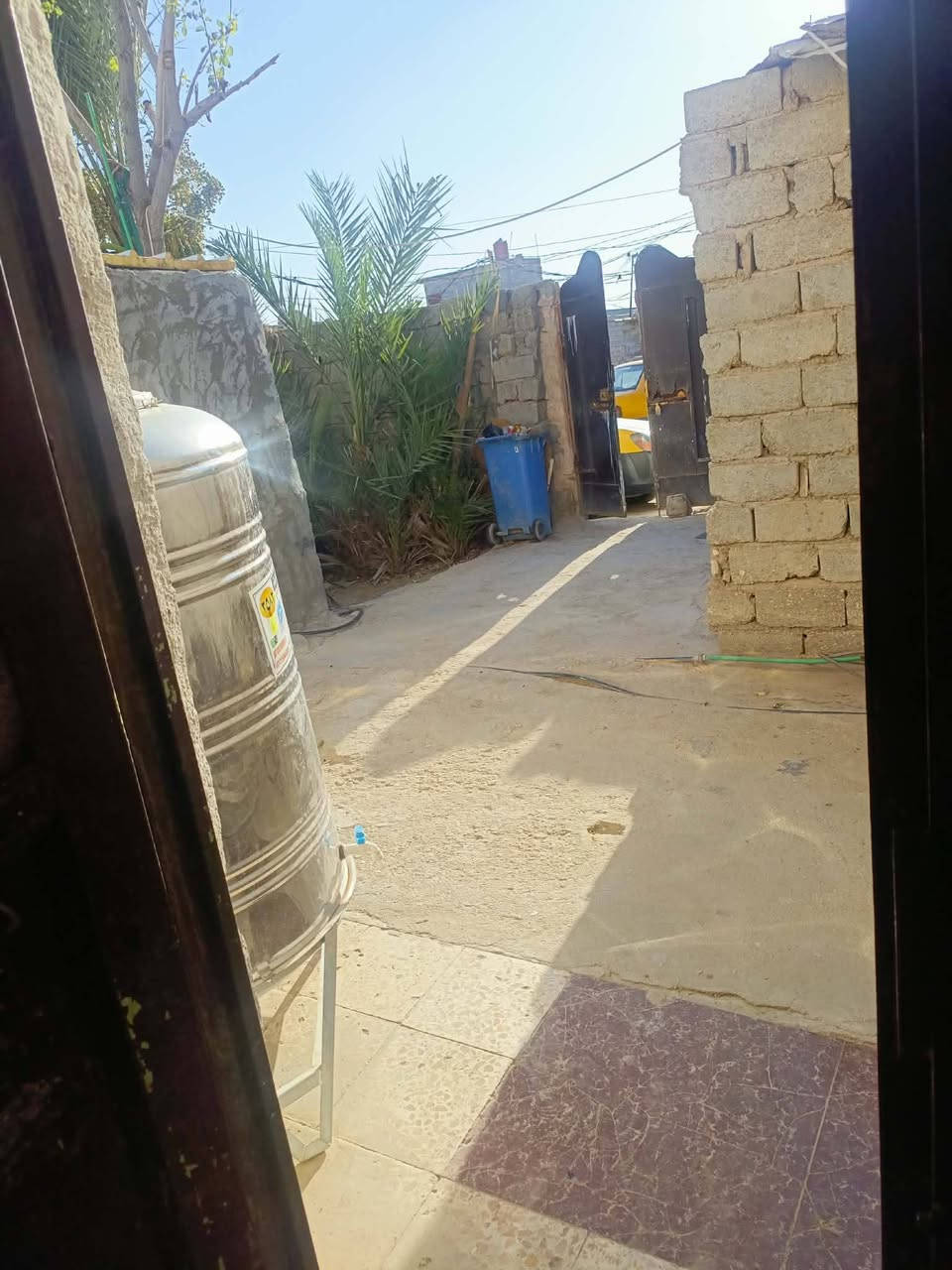السلام عليكم بيت مساحه 220 متر والصب كونكريت بناء كلش قوي بيه مشتمل وحد وغرقه وصاله وحمام وتواليت وطارمه وخلفي لبيت حلو وسعره مناسب قريب ع الامام بعد 3كيلو متر فقط البيت سند 35 اصلاح زراعي عقد ومشمول بالطابو مكانه الموقع كربلاء مقابيل مدينه الزائرين فريحه مجاور جامعه فريحه السعر 25 وقابل للتفاوض رقم ***********
