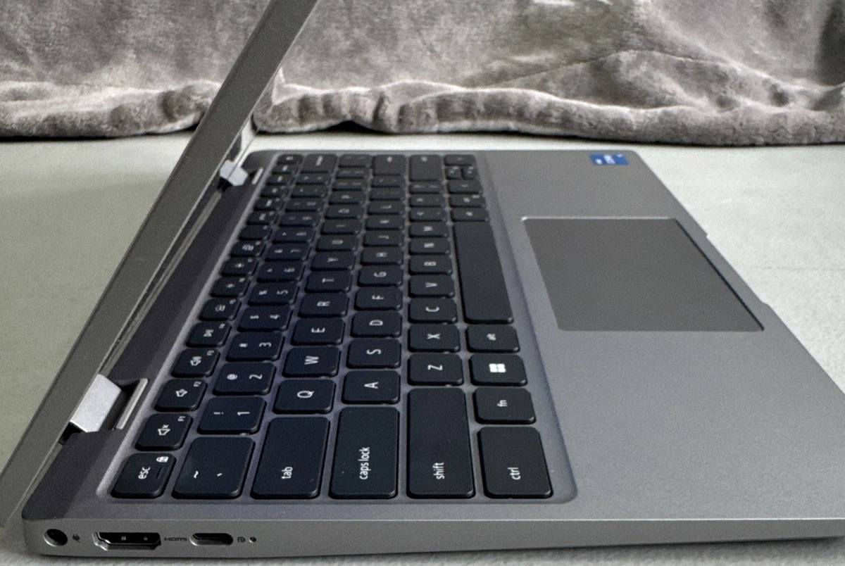 #فئة_بزنس_بشاشة_13
💻 Dell Latitude 3330 
🔥 سوبر سوبر سلم | خفيف الوزن | سهل التنقل

✔️ المعالج: Intel Core i5-1155G7 — الجيل الحادي عشر بحرف G
✔️ الرام: 8GB DDR4 — قابل للتطوير
✔️ التخزين: 256GB NVMe SSD — قابل للتطوير
✔️ كارت الشاشة: Intel UHD Graphics 4GB
✔️ الشاشة: 13.3 إنج FHD (1920×1080) — شاشة لمس
✔️ لوحة المفاتيح: عربي – إنكليزي مع إضاءة خلفية (Backlight)
✔️ الشاحن: Dell أصلي

✨ مناسب للدراسة والبرامج المكتبية والحسابية والتصفح والأمن السيبراني

💰 السعر: 325.000 ألف دينار عراقي شامل توصيل مع حقيبة وماوس وشاحن اصلي 

🔹 الحالة: وارد اوربي غير مستعمل بالعراق (كالجديد) نظافة 95% فما فوق 
🔹 البطارية: بحالة جيدة(ضمان ساعه فما فوق)

■ ضمان(١) فحص وتشغيل امام المندوب 
■ ضمان(٢) استخدام اسبوعين اي خلل مصنعي يتم الاستبدال بنفس الموديل


**إذا كنت صاحب هذا الإعلان وتريد حذفه لأي سبب، رجاءا أرسل رسالة إلى الدعم الفني**