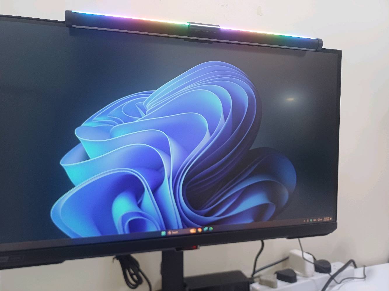 odyssy g7 للبيع 28 4k 144hz .. الشاشه نظيفه .. ابيع ب ٥٥٠ الف