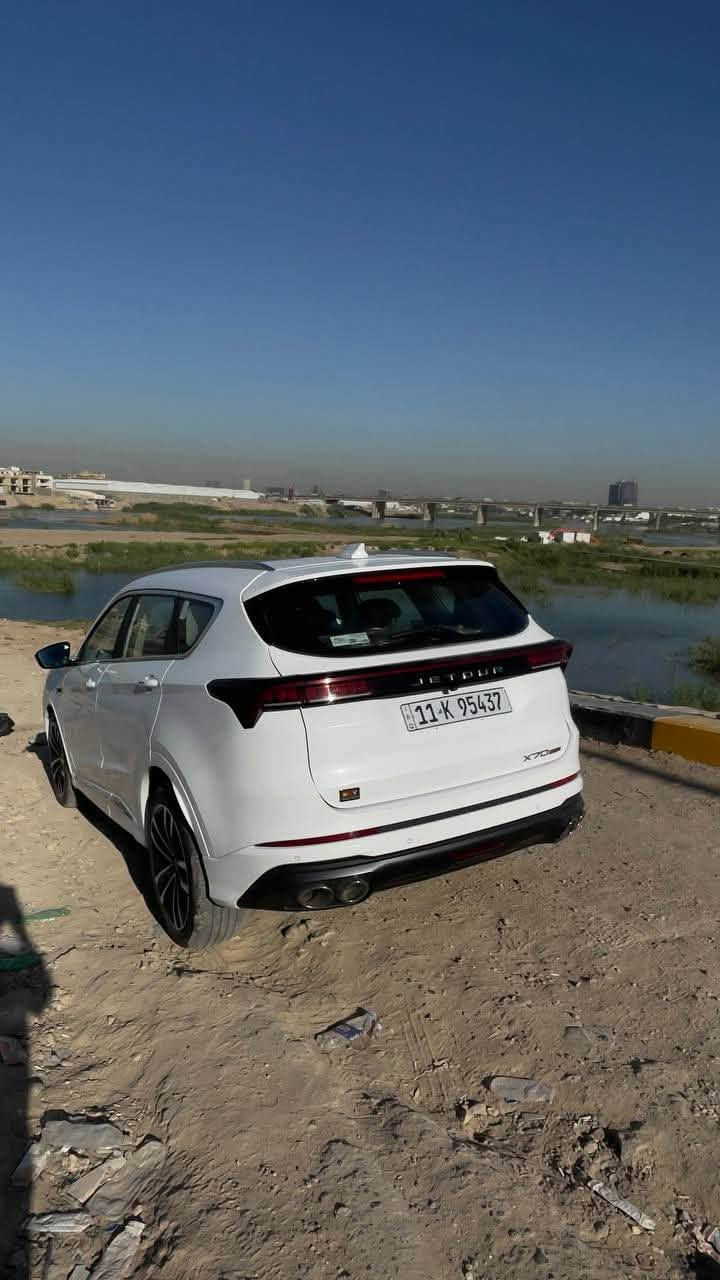 للبيع جيتور X70 Plus Luxury موديل 2025 – أعلى فئة (Full Option)

للبيع جيتور X70 Plus Luxury موديل 2025، بحالة الوكالة، استخدام شخصي، ممشى 4,000 كم فقط،

المواصفات:

محرك 1.6 لتر تيربو
قوة 197 حصان
عزم 290 نيوتن.متر
ناقل حركة أوتوماتيك DCT مزدوج التعشيق 7 سرعات
دفع أمامي
7 مقاعد
أوضاع القيادة: Eco / Normal / Sport

التجهيزات:

فتحة سقف بانورامية كهربائية
باب خلفي كهربائي
تشغيل بصمة ودخول ذكي
شاشة عدادات رقمية
شاشة معلومات وترفيه كبيرة
Apple CarPlay وAndroid Auto
شاحن لاسلكي للهاتف
كاميرات محيطية 540° (360° مع رؤية أسفل السيارة)
حساسات أمامية وخلفية
مثبت سرعة
مقعد السائق كهربائي مع ذاكرة حفظ (Memory)
مقعد الراكب الأمامي كهربائي
تبريد وتدفئة للمقاعد الأمامية
مقاعد جلد فاخرة
إضاءة داخلية محيطية
تكييف أوتوماتيك ثنائي المناطق مع فتحات خلفية
مرايا كهربائية قابلة للطي
جنوط ألمنيوم 20 إنش
مصابيح LED أمامية وخلفية

أنظمة الأمان ومساعدة السائق:

كاميرات 540°
نظام التحذير من مغادرة المسار (LDW)
مساعد الحفاظ على المسار (LKA)
نظام مراقبة النقطة العمياء (BSM)
التحذير من الاصطدام الأمامي
فرامل طوارئ أوتوماتيكية
نظام الثبات الإلكتروني (ESP)
ABS / EBD / TCS
مراقبة ضغط الإطارات (TPMS)
فرامل يد إلكترونية (EPB)
Auto Hold
6 وسائد هوائية

حالة السيارة:

ممشى: 4,000 كم فقط.
بحالة الوكالة.
استخدام شخصي.

السعر: ( 187 ورقة )

للاستفسار: ( *********** )

ملاحظة : ضمان شركة هارلم 10 سنوات او مليون كيلومتر

