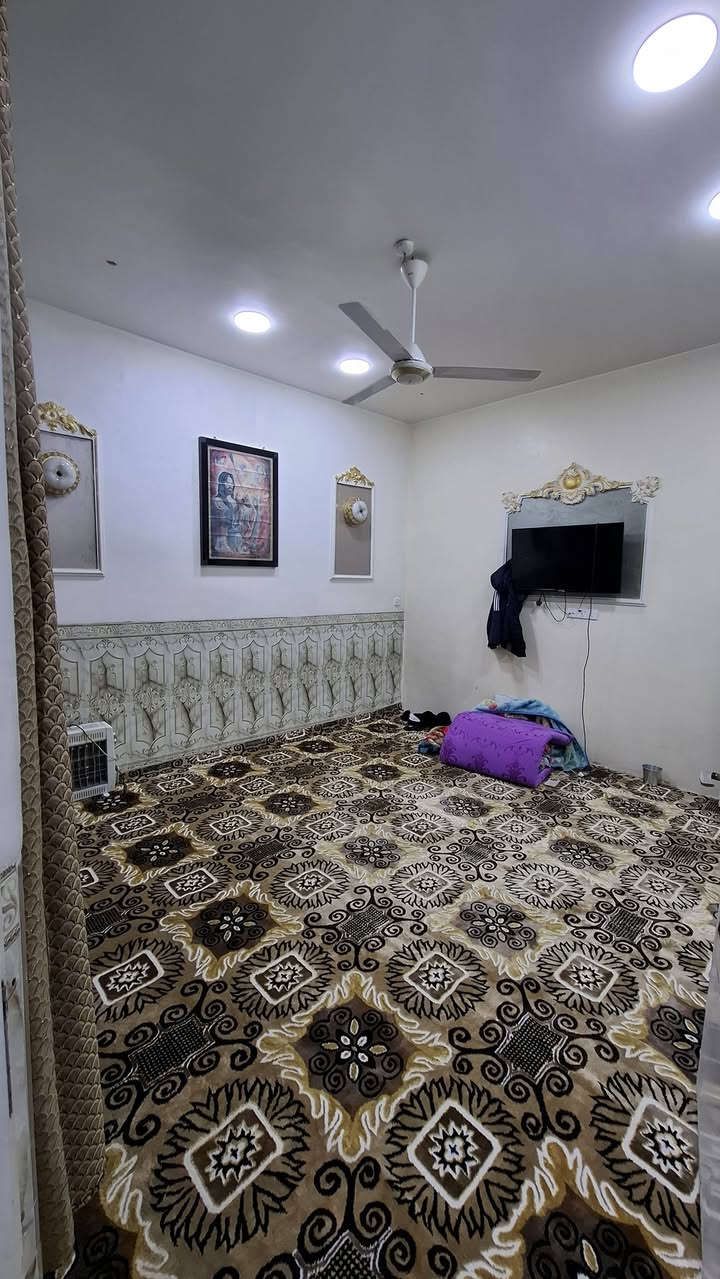 السلام عليكم بيت للبيع  الشعلة شارع افران الضياء المساحه 100 م واجهية 10 ونزال 10 ويحتوي على خدمات كاملة من ماء ومجاري وكهرباء ومقرنص الشارع شاهد الفيديو البيت كامل مناقصه اي شئ السعر  125 وبي مجال للأستفسار اتصل على هذا الرقم بي واتساب ***********
