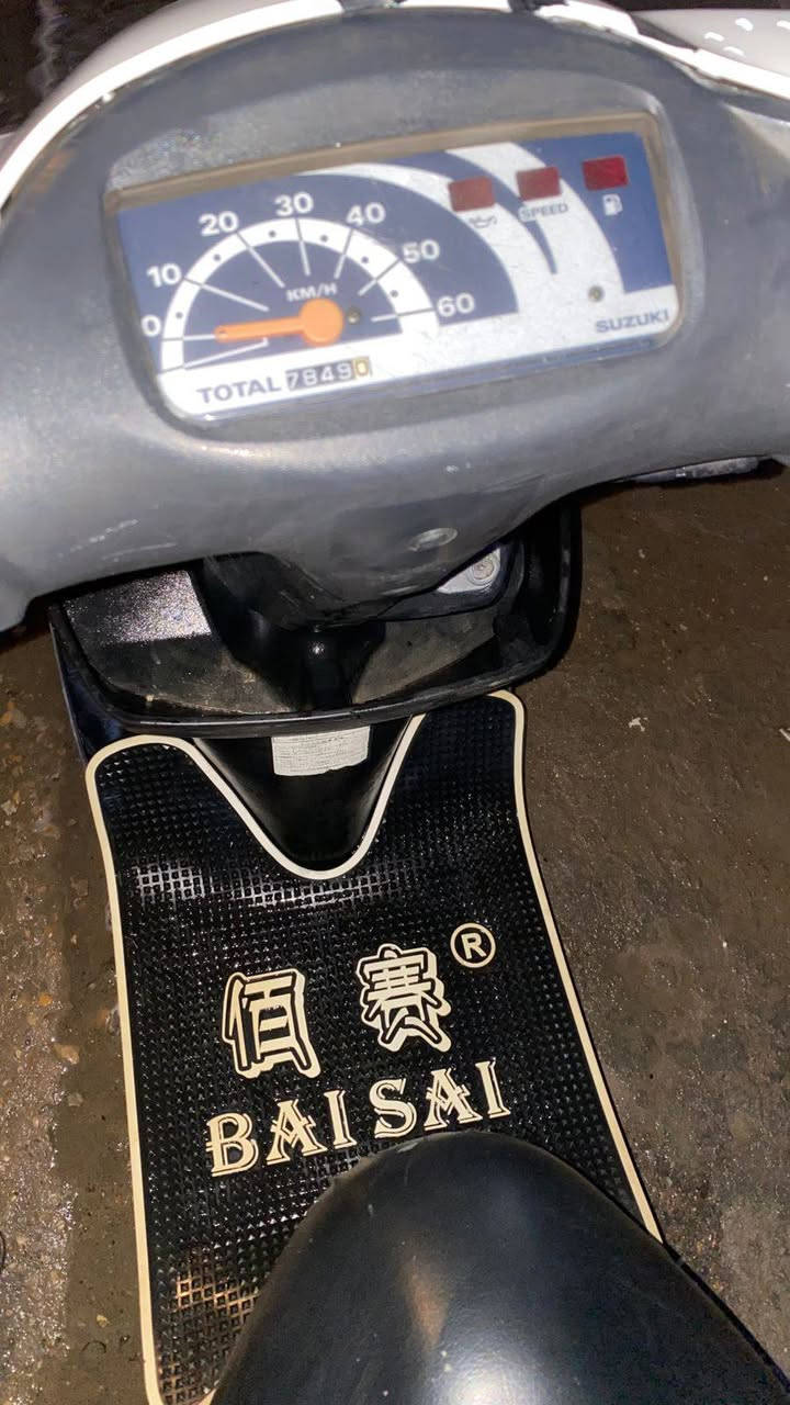 السلام عليكم شباب 
دراجه ساسوكي60 
ما مفتوحه اوراق 
كامله مكمله.... سعر(300)وبيها مجال هواي
***********واتساب فقط
