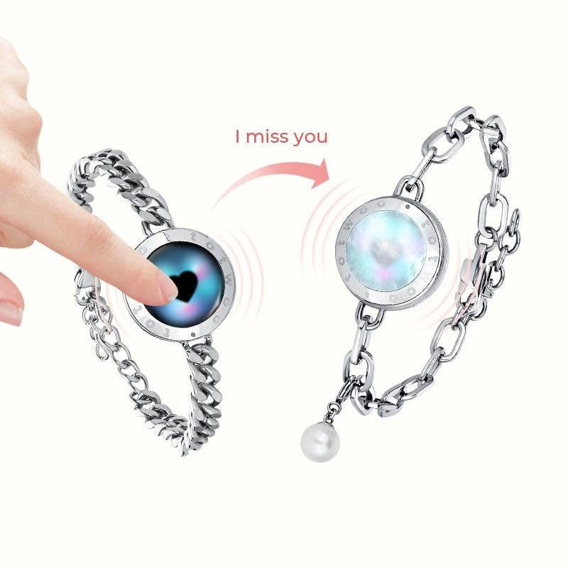أساور Totwoo Soulmate 2.0 الذكية والشهيرة المخصصة للمرتبطين والمحبين للتواصل عن بعد. 

📋 تفاصيل ومواصفات المنتج
 الماركة: Totwoo (براند شهير ومتخصص في المجوهرات الذكية).

 الموديل: Soulmate 2.0 Touch Bracelets.

 التصميم والنوع: * سوار بحزام كوبي فضي (Silver Cuban Chain) مرصع بالفص الأسود.

 سوار بحزام فيجارو فضي (Silver Figaro Chain) مرصع بصدف اللؤلؤ الأبيض ومزين بلؤلؤة متدلية.

 الحالة (حسب الصور): ممتازة جداً ومعها العلبة الأصلية الخاصة بالبراند (جديد ).


**إذا كنت صاحب هذا الإعلان وتريد حذفه لأي سبب، رجاءا أرسل رسالة إلى الدعم الفني**