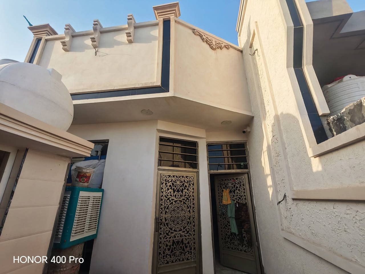 الدار للبيع او مراوس الموقع الخماس شارع علي يس، مساحة الدار ١٠٧متر البيت بناع جديد سعر البيع ٣٥ أو مراوس حسب القناعة للاستفسار الاتصال على ***********للعلم البيت مسجل بدائرة البلدية
