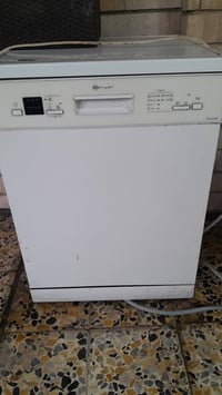 غسالة مواعين • نظيفه جدا