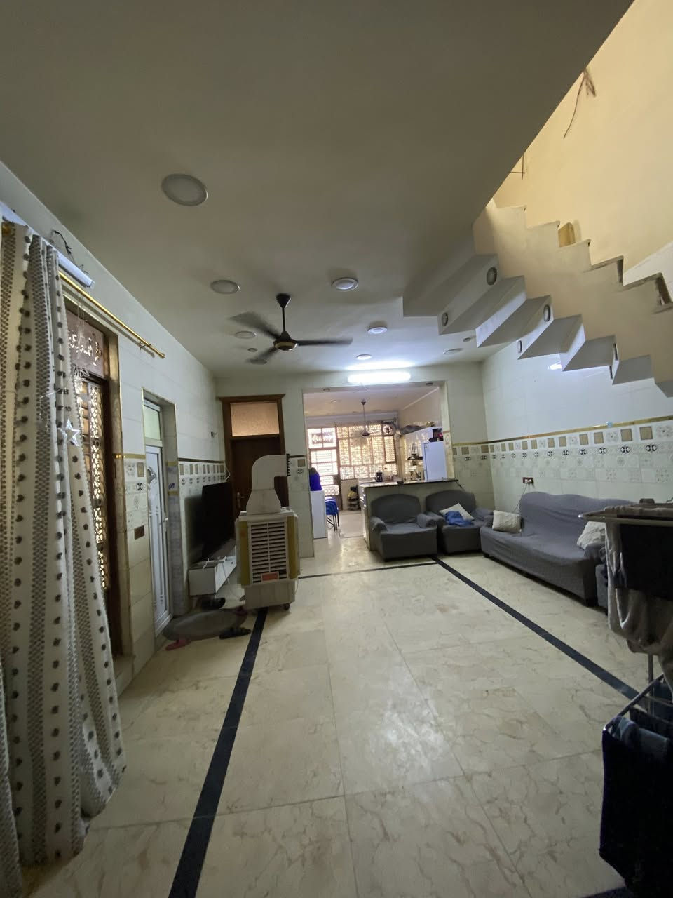 لسلام عليكم دار للبيع مساحه ٢٠٠ متر واجهة ٨ نزال ٢٥ بيت كامل مكمل كاعيه مرمر حائط سيراميك بنا جديد و حديث بي غرفتين نوم و ستقبال ١٠ أمتار  + مطبخ حار و مطبخ بارد درج دوار بيت كامل الصطح شتايكر وبي محل مال عيش تكدر اتجرأ و انته تفتحه و بعد بي هواي تفاصيل للستفسار اتصال بل رقم *********** بي واتساب  مكانه بل زعفرانيه حي الوليد قرب أفران الزيتون السعر ١٧٥ قابل للتفاوض
