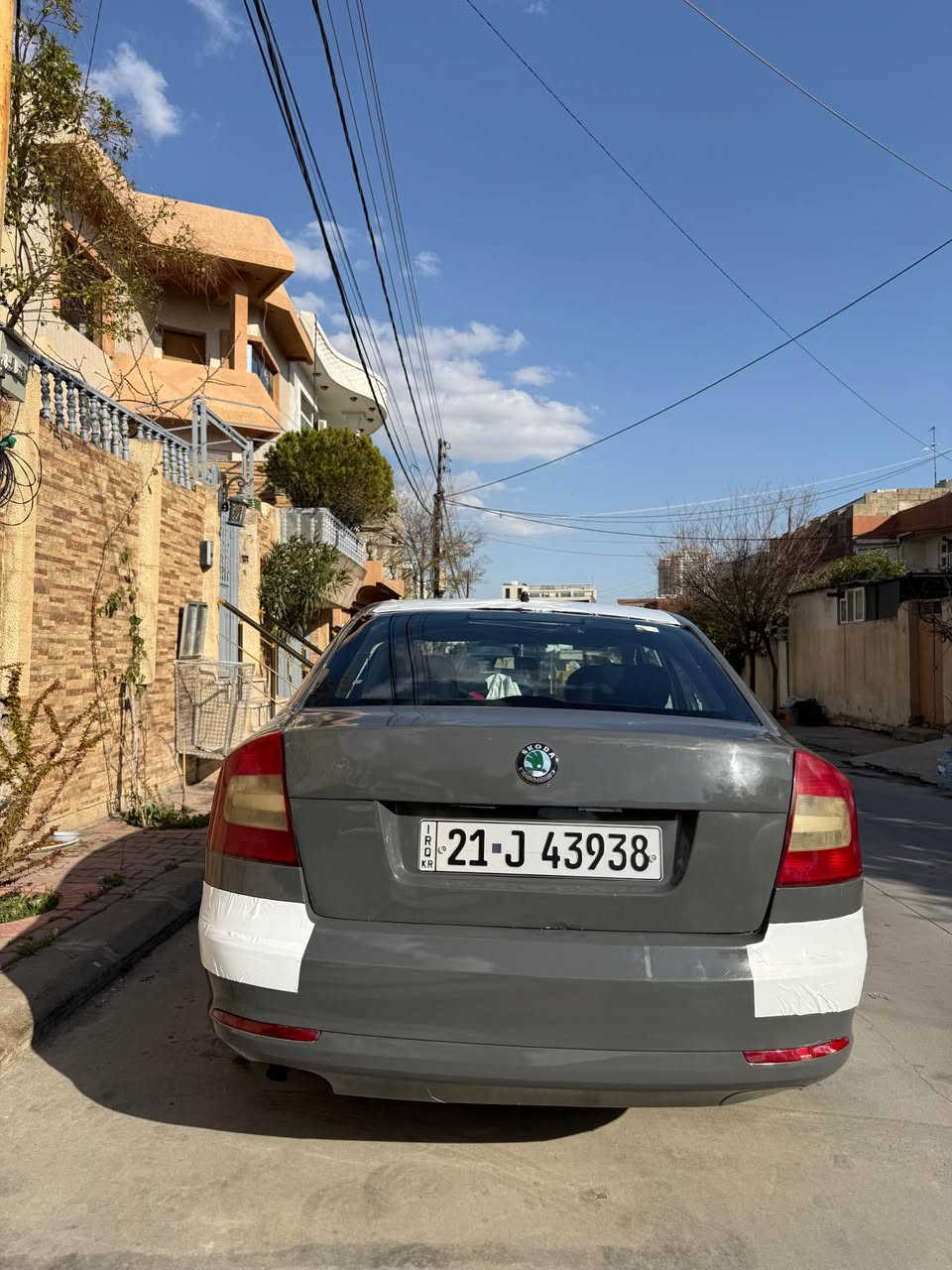 سەرەتا بە ناوی خوا✨🤍
شکۆدا مۆدیل ٢٠١١
گێر عادی مەکینە ٢٠
سەیارەکە گیرو مەکینە تەقەو رەقە بە شەرت 
سەیارەکە بیلاد تەکسیە کراوە بە خسوسی 
پشتی لیدرانی هەیە
سەیارەکە تا بڵێی جوانەو بی مەسرەفە 
سعری ٥٥وەرەقە ٥٢٠ هەزار خرامەی لەسەرە دوای مەعامەلە دەدریتەوە 
شوین سلیمانی گۆرینەوە ئەکەم ئەگەر شتیک بەدلم بیت
تکایە زانیاریم هەموی نوسیەوە موشتەری نیت پەیوەندی مەکە (***********).  
(٥٥وەرەقە) Singapore
