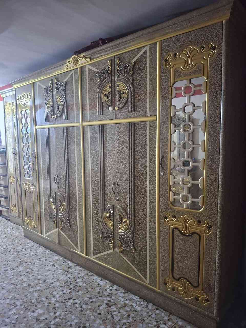 سلام عليكم قرفه اخشاب جديده الله شاهد ما مفتوحه للبيع السعر 700 وبيها مجال العنوان بغداد المعامل رقم ***********
