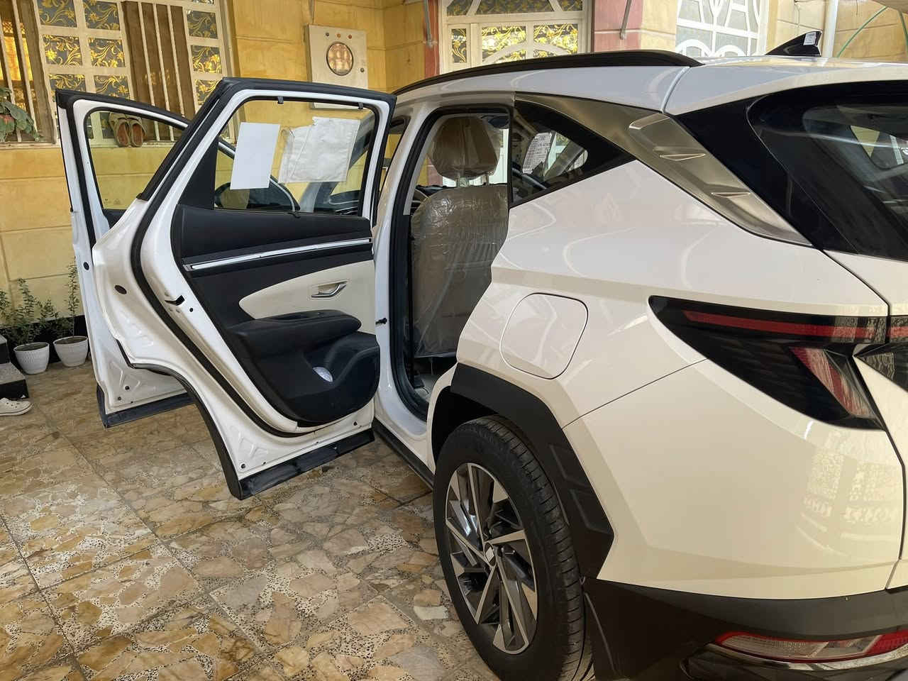 السلام عليكم هونداي توسان ٢٠٢٤ خليجي رقم بصرة بسم الوالد كفالة عامة من الزلغ  مواصفاتها فول عدا الفتحة ومواصفاتها معروفه
ماشية ٢٤ الف  السيارة مشترينها من شركة هونداي بالبصرة
السعر ٢٣٥وبيها مجال بسيط 
للتواصل  
***********
