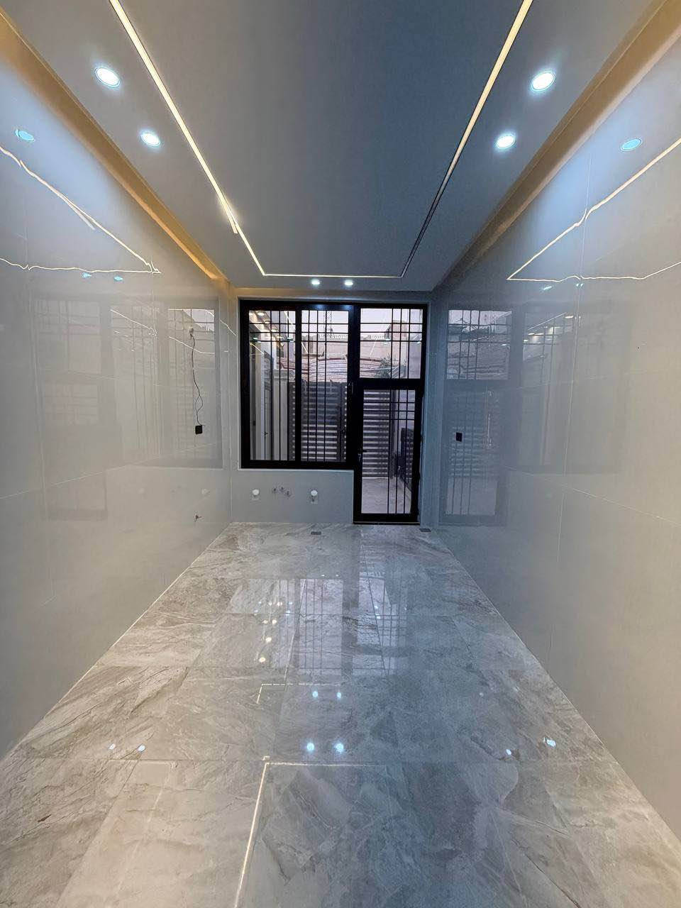 ✨دار للبيع بالنجف حي الجامعه 26✨
         🔥شارع 10 خلف المدينه المائيه 🔥
           دار للبيع مساحه150متر طابقين
                        ((الابعاد7.5*20))

 الدار يحتوي على ⏬⏬
🔷غرف نوم. عدد4
🔷استقبال  + صالة عدد 2
🔷مطبخ 
🔷مجموعات صحية عدد 3
🔷بيتونة +مخزن
-----------------------------------------------
 تفاصيل البناء ⏬⏬⏬⏬⏬
✨ اساسات كونكريت مسلح  
✨ حدادية درجه اولى
✨بناء كله  9 انج  
✨منضومة سبالت + كاميرات مراقبة + شاشة 
✨الابواب خشب صاج 
✨جبس بورد  + سحبات 
✨ ديكورات بديل الخشب+بورسلين 
✨منضومت غاز 
✨ماطور ماء + خزان ماء + سخان+  مغاسل 

للاستفسار  الاتصال على الارقام التالية 

☎️***********☎️الحاج زمن عظيم

☎️*********** غدير الساعدي ☎️

         ✨او مراجعة مكتب زمن عظيم للعقار  ✨ 
               ✨عنوان المكتب حي الجامعه ✨
                    (مقابل المدينه المائيه  ) النجف, العراق
