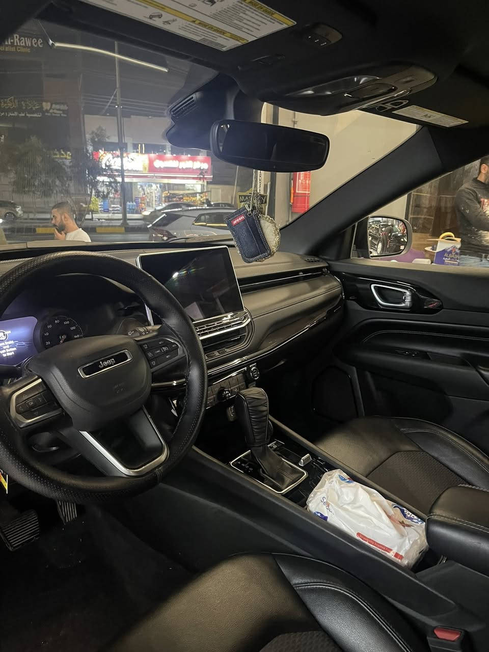 Jeep كومباس 
2022 
فوول مواصفات 
بدوووون صبغ كليين تعديل بارد جاملغ خلفي 
رقم وسنوية وهزة كله جديددد 
***********
