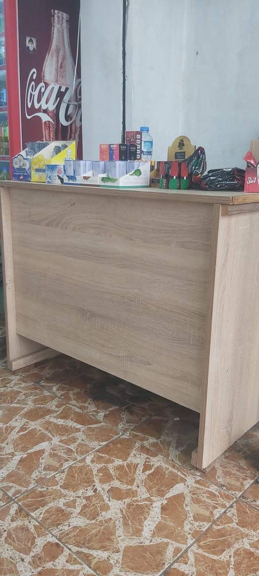 ميز وكرسي دوار بحالة جيدا 
وجامخانه للبيع 
الاستفسار على الرقم ***********
