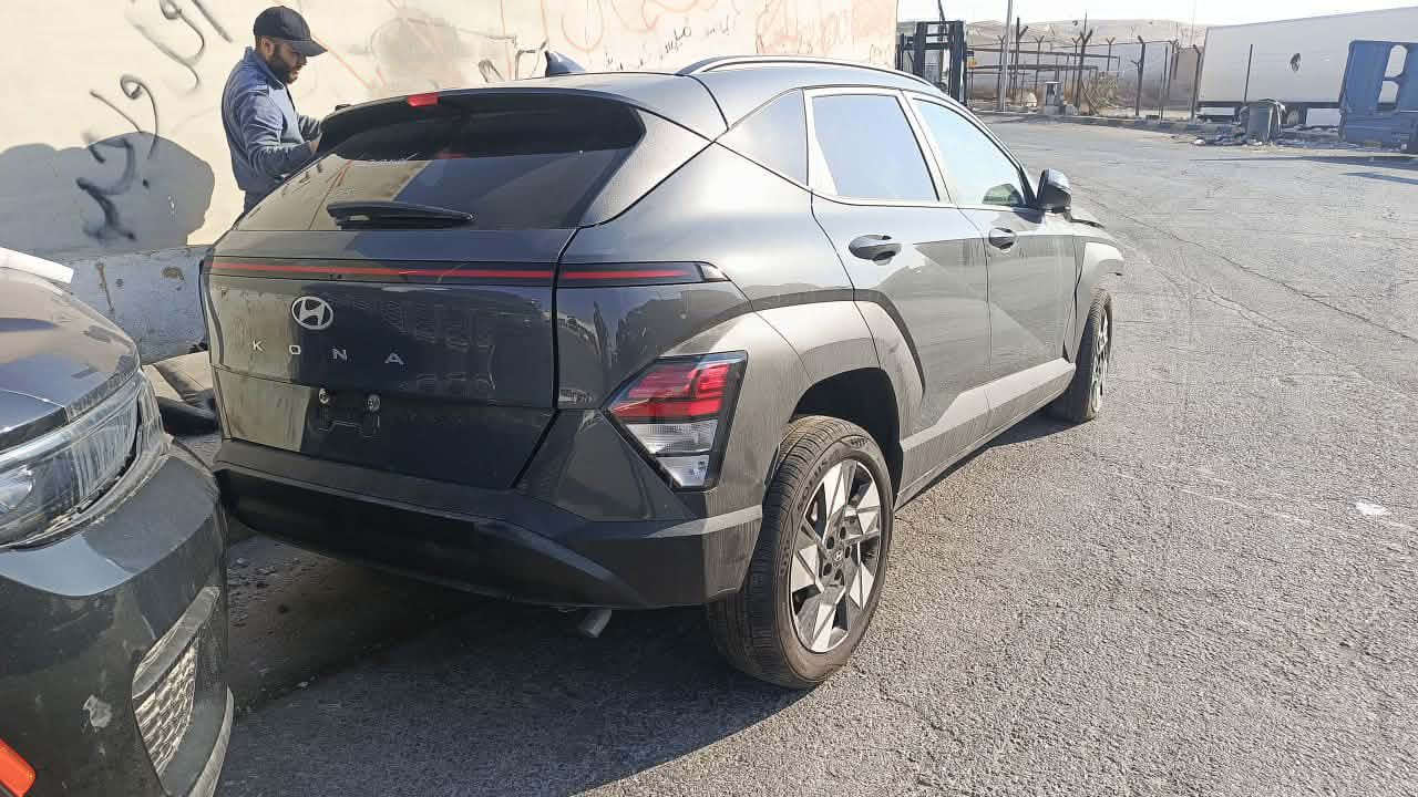 كونا 2025 فول مواصفات نقص فتحة
دخول جديد اوراقها باسمي
داخل ابيض
بصمه ابواب وتشغيل
فول تحكم
شاشه متصله
محرك 2000 دوش
تو ويل السيارة 
السعر 120 $ بيها مجال 
للبيع او المرواس
اي استفسار ***********
