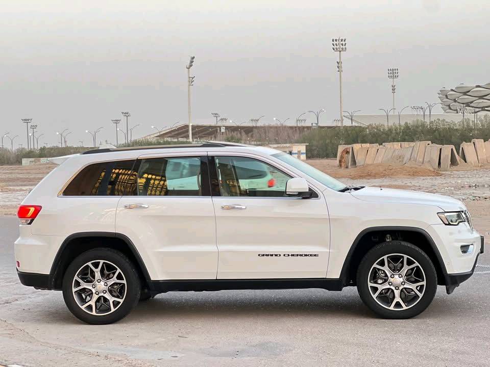 Jeep جراند شيروكي لمتد موديل 2019 السياره متعوب عليها وجاهزه من كل النواحي سعرها 270$ السياره مكفوله بيها مجال بسيط 
عنواني البصرة الجنينه للأستسفار اكثر ***********