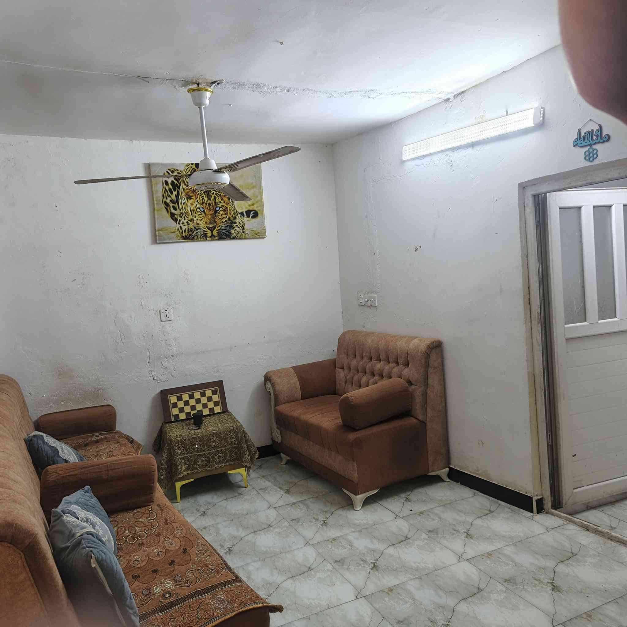 سلام عليكم شقه عدد غرفه وحده + وخدماته اموضح كلشي بلصور شقه بيه كيزر بيه خط مولد شقه كامله بس تجي بس تكعد + دوره شارع 60 سعره 400 +هاد رقمي ***********
