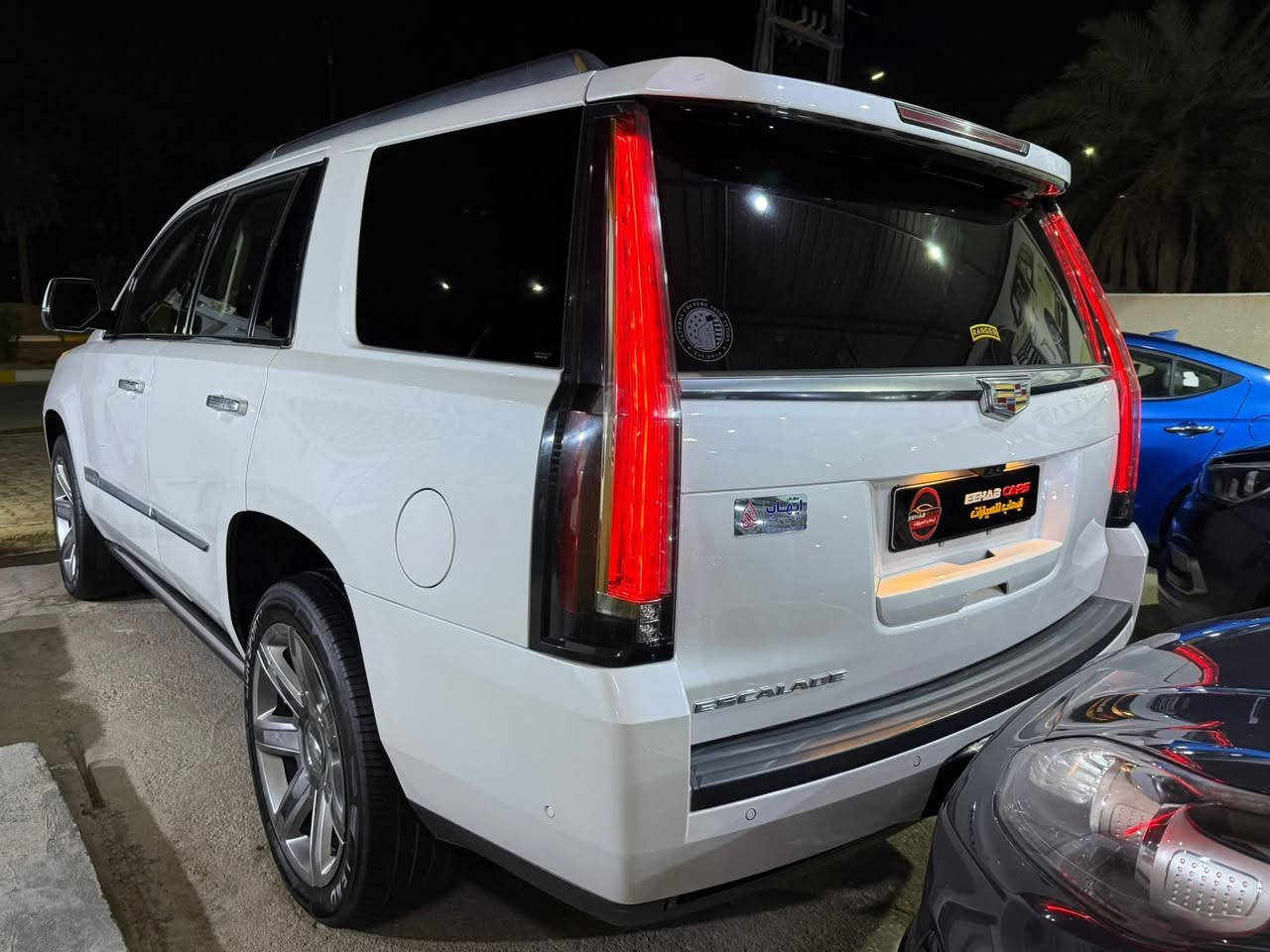 نــــــوع السيــــارة : كديلاك _ إسكاليد _ بريميوم .لكجري
المــــــــوديــــــل : 2019 .دخول جديد 
لـــون الســـــــيارة : أبيض صدفي 
ألمسافة ألمقطوعة : 79 ألف ميل .
عدد الاسطــــوانات : 8 سلندر .
حجـــم المحــــرك : 6200 CC .
نـــــاقل ألحــــركة : أوتوماتيك .
نــــوع ألـــــــوقود : بنزين .
ألـــــــــــــــــوارد : أمريكي .
رقــــم اللوحــــــة : بغداد . 
المـــــــــقاعـــــد : جلد قرميدي .
فئـــــة الســـــيارة : SUV . 

ألمواصفـــــــــات : فول مواصفات ، فتحة سقف  ، بصمة تشغيل و بصمة ابواب ، نظام ترحيب ، صندوق كهرباء ، كاميرات عدد 5 والرؤية  360ْ ، كشن هزاز  ، شاشة كبيرة ، حساسات خلفية و امامية ، داتا شو لعرض معلومات القيادة على الجامة الامامية ، ميموري خزن كشن السائق ، كشنات كهرباء و مساج ، تدفئة وتبريد بالكشنات ، الصف الخلفي منفصل VIP ، شاشة ترفيه وسطية ، رادار امامي وجانبي وتحديد مسار وتنبيه الخروج من المسار ، قاصة ، عداد ديجيتال ، سايد بريك بصمة ، لايت اوتو وعدسات عدد 10 , لد نهاري ، كشافات ضباب امامية ، بگ لايت لد ، 7 راكب ، تبريد ثلاث قطعة ، يدات الابواب كروم مع لد ترحيب ، دوسات كهرباء ، مري كهرباء مع اشاير بألمري ، مري شفط ، تشغيل عن بعد، فور ويل درايف ، تدفئة المقود ، التحكم بدواسة السكليتر والمكابح كهربائياً ، تطعيم الداخل صاج ، شاحن تليفون وايرلس ، سستم صوتي نظام BOSE ، ويل كب كروم . 

الملاحظـــــــــات : وارد امريكي حادثها باب وجاملغ خلفي صور الحادث من ضمن الصور 
ألـــــــسعـــــــــر : 375 بي مجال للطيبين 
للأتصــــــــــــــال : ***********/ ***********
