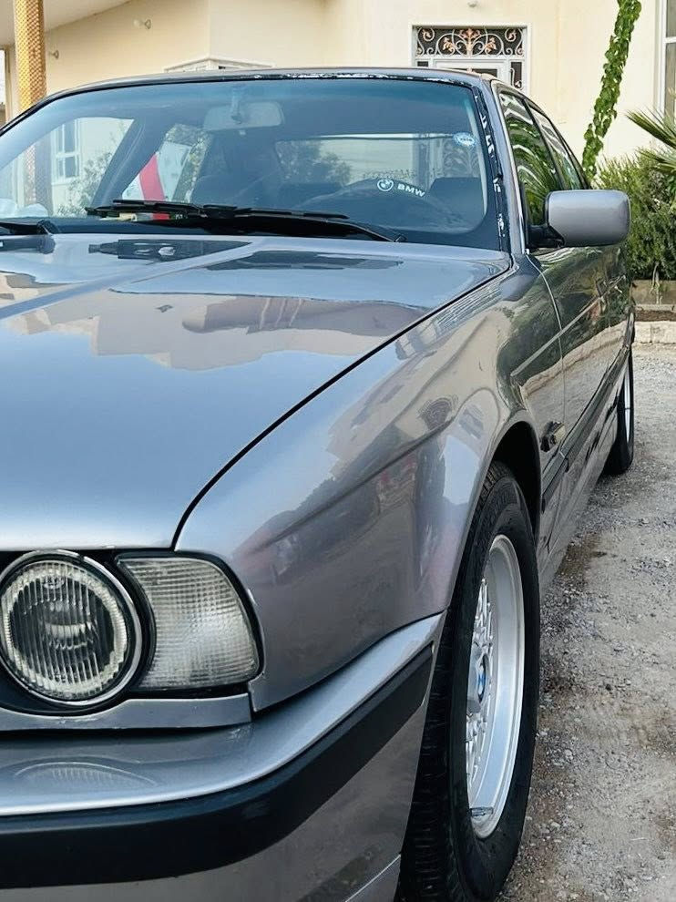 بسم الله الرحمن الرحيم
الهم صلي وسلم وبارك على سيدنا محمد 
سلام عليكم اخوان 
للبيع او مراوس حسب القناعه 
سياره نوع BMW ٥٢٠ بدي ومحرك ٥٢٥ مسكر فانوس 
موديل ١٩٩٠ 
رقم أربيل بسمي تحويل ثاني يوم 
هزه جديده سنويه ٢٠٣٠ 
سياره مصبوغه عام 
بيها ضربه جاملغ خلفي بسيطه وقبق جنطه جديد 
منضومه بانزين ادامه عامه 
منضومه ماء ادامه عامه انسى حماوه 
منضومه ابريك ادامه عامه 
ويل خليه 
باتري جديد 
لايت عالي ناصي زينون 
بلكات جدد ان جي كي 

شاشه وكامره خلفيه 
كير مكينه فول تشك الكاع 
دعاميات امامي خلفي m  
السياره مابيها نقص برغي 
عده صوت بل بور مال ستيرن اعتقد صونده بيها نضوح 
يحتاجلها خيال فقط 
اكرر سياره مال جناي كامله من كلشي 
مكاني بغداد زعفرانيه 
*********** الاتصال على راقم او ستفسار داخل خاص
السعر ٧٥ وبيها مجال
