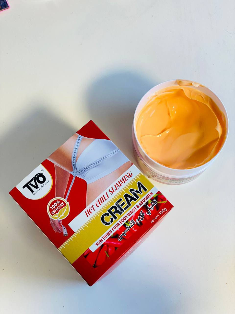 كريم "TVO Beautiful Skin Hot Chili Slimming Cream" (كريم التنحيف بالفلفل الحار).
يُستخدم هذا المنتج لتقليل الدهون في منطقة الخصر والبطن. 

تعتمد فكرة المنتج على استخدام مكونات مثل الفلفل الحار والزنجبيل لتحفيز حرق الدهون وزيادة تدفق الدم في المناطق المستهدفة. 

يمكن أن تشمل الآثار الجانبية المحتملة إحساسًا مؤقتًا بالحرارة أو الحكة أو الاحمرار. 

يُوصى عادةً باستخدام كريمات التنحيف مرتين يوميًا للحصول على أفضل النتائج، مع الاستمرار في الاستخدام لمدة تتراوح بين شهرين وثلاثة أشهر. 
الحجز خاص واتساب***********
