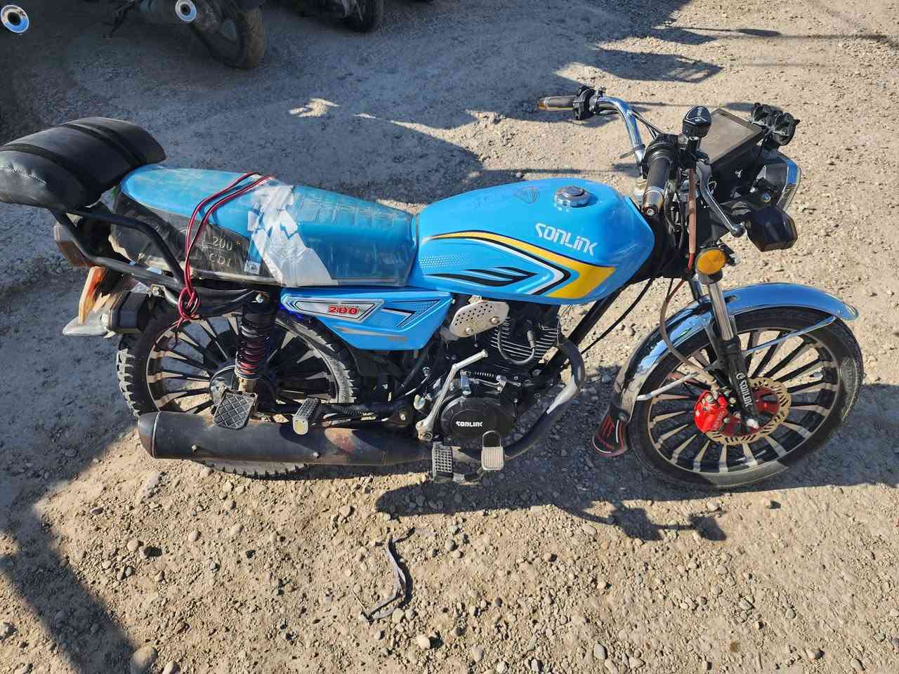 م عليكم دراجة سيفان 25دراجة خير من الله جانت محجوزة او اليوم طلعتها او حتة شوفوها بعدها باب ساحة الحجز اخذتلها صور دراجة خير من الله مكينة 200 نقصها بس شغلتين اشارة يسرة او جوزة سويج لن همة بل ساحة شالعين الجوزة او مشغليها المهم دراجة حلوة او مرتبة ما بيها بس هذن شغلتين تشغيلها بصمة السعر 800او بيها مجال حك الجية او اشرف بيكم لل استفسار رقم *********** غير متوفر فيس
