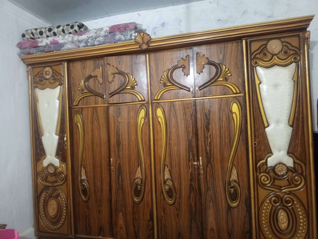 غرفه اخشاب صاج نضيفه كلش عوزه بس يدات ممصبوغه ولا ملمعه السعر 650وبيها مجال *********** غرفه جديده بس تصوير ضالمها
