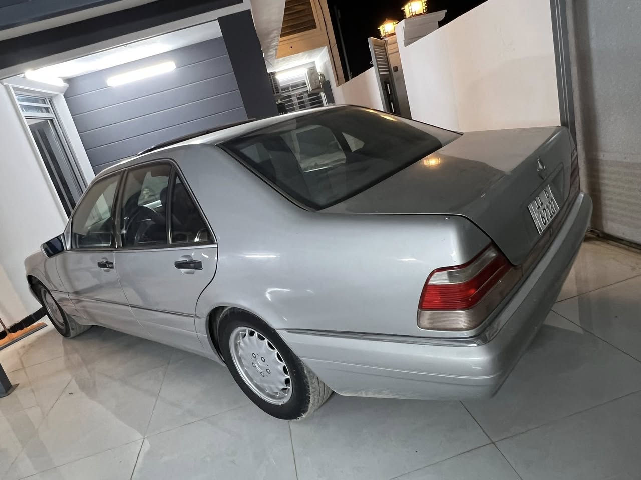 سلام عليكم 
بيع فقط 
مرسيدس W140 شبح 320 موديل 1994 اصل 
رقم بغداد دولي سنويه هزه رقم جديد تحويل مباشر 
محرك 320 خراطيم بلادي كير D4 مكفولات 
حداديه امامي خلفي تخم تاير مكفولات 
كهربائيات تبريد شرط غرفه مخمل نيلي جديده 
دبل أريل خلفي كهربائي شغال  عده جنطه كلها شركه 
ويل سبانه اصلي مرسدس سبير جك كلها شركه 
سلايت مرّي كهرباء سنتر لوك جام كهرباء مسجل سماعات بلادي شركه. ويل سيفونه بلادي 
بيها حادث باب السايق والدوسه مبدلات 
صبغ عام جماليه فقط 
سياره جديده وجاهزه وحلى من الصور ب هواي  مكاني سامراء 
السعر 105 بيها مجال بسيط للشراي 
***********
