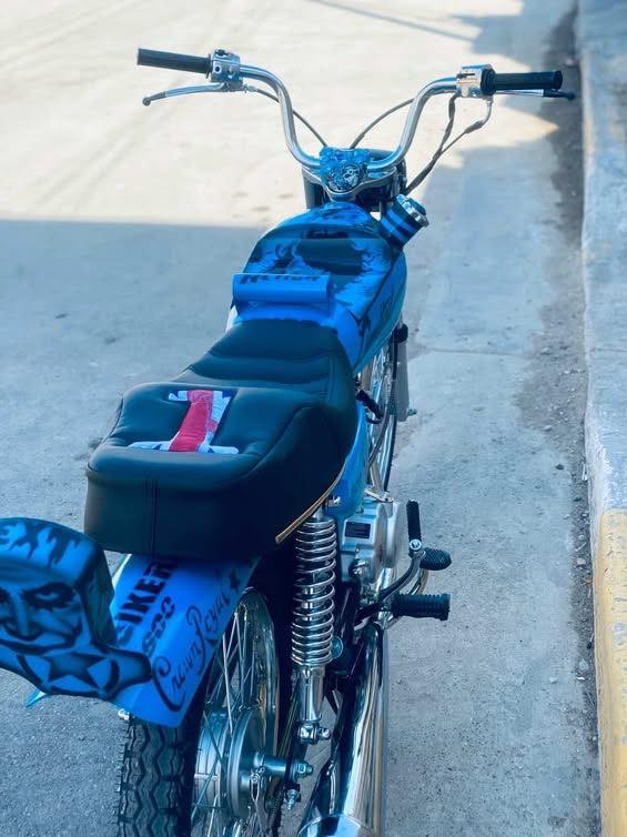 السلام عليكم ايراني تعمير بعدهي بدهن الشركه صارلهة اربع ايام من معمره مكينه سيجي امل حربه اوراق سبعه سكنر دراجه نضيفه مكفوله برغي ما نقصهة شلعه ومعدل بعدهي عل سحك ضفيره كامله ولايت ثلجي زنون عالي ناصي سيت زلغ ما مزلوغ من ابو شبلي سعره 230 المكان بغداد الحسينيه رقم *********** واتساب  السعر 975 مجال قليل. الدراجه احلا من الصور بهواي
