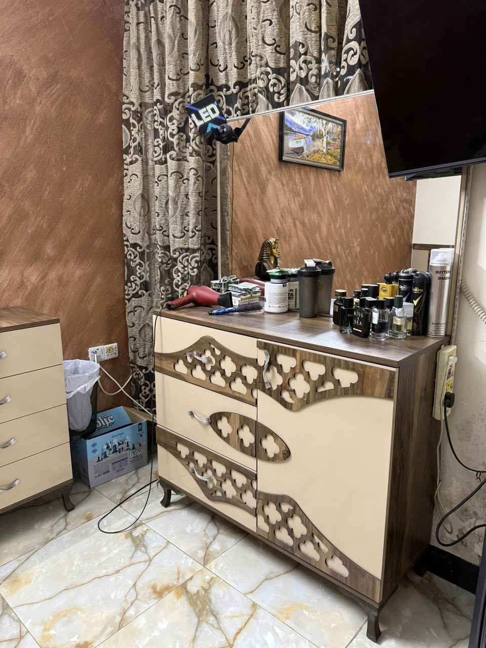 السلام عليكم غرفه تركيه نضيفه كلش نفرين وياها صوميات عدد2 تحت السرير تقويه للغرفه 
السعر 500 الف 
عنواني بغداد 
للاستفسار ***********
