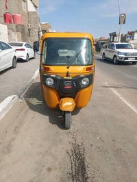 هذا التكتك متين ولونه برتقالي، مثالي للتنقل داخل المدينة وتحمل الأحمال...