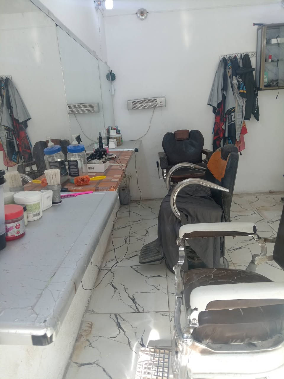 السلام عليكم غراض حلاقه للبيع مستعمله ميوزه +مرايات،+كراسي +براد+عارضه مال مساجات العنوان شارع المستشفى المناذره قرب محلات هادي عبد ربه ابو الانشائي للاستفسار الاتصال على الرقم *********** او مراسله خاص
