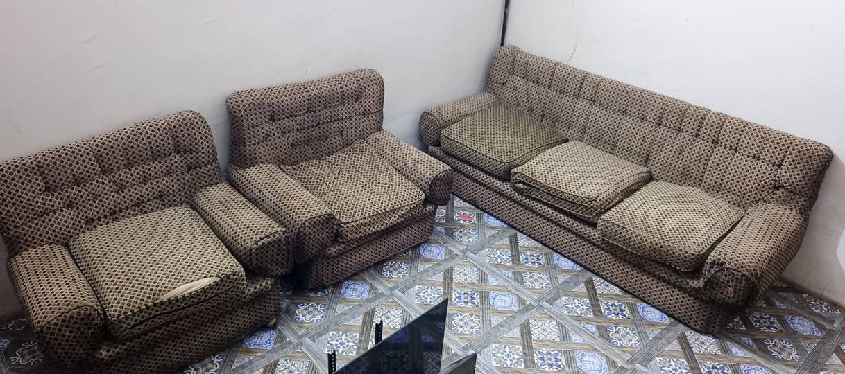 السلام عليكم متاح للبيع مكاني بابل محاويل 

تخم تسكام الخشب الصاج القديم درجه اولا لاكسر ولا اي شي 

اربع كراسي 
وثنين قنفات 
سيت كامل 

للبيع فقط سعر ((200)) الف وبي مجال 

*********** واتساب
