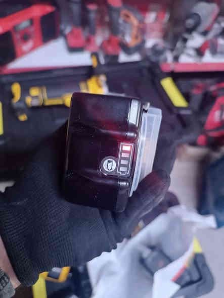 للبيع
بطاري مكيتا أصلي 
واتساب ***********
