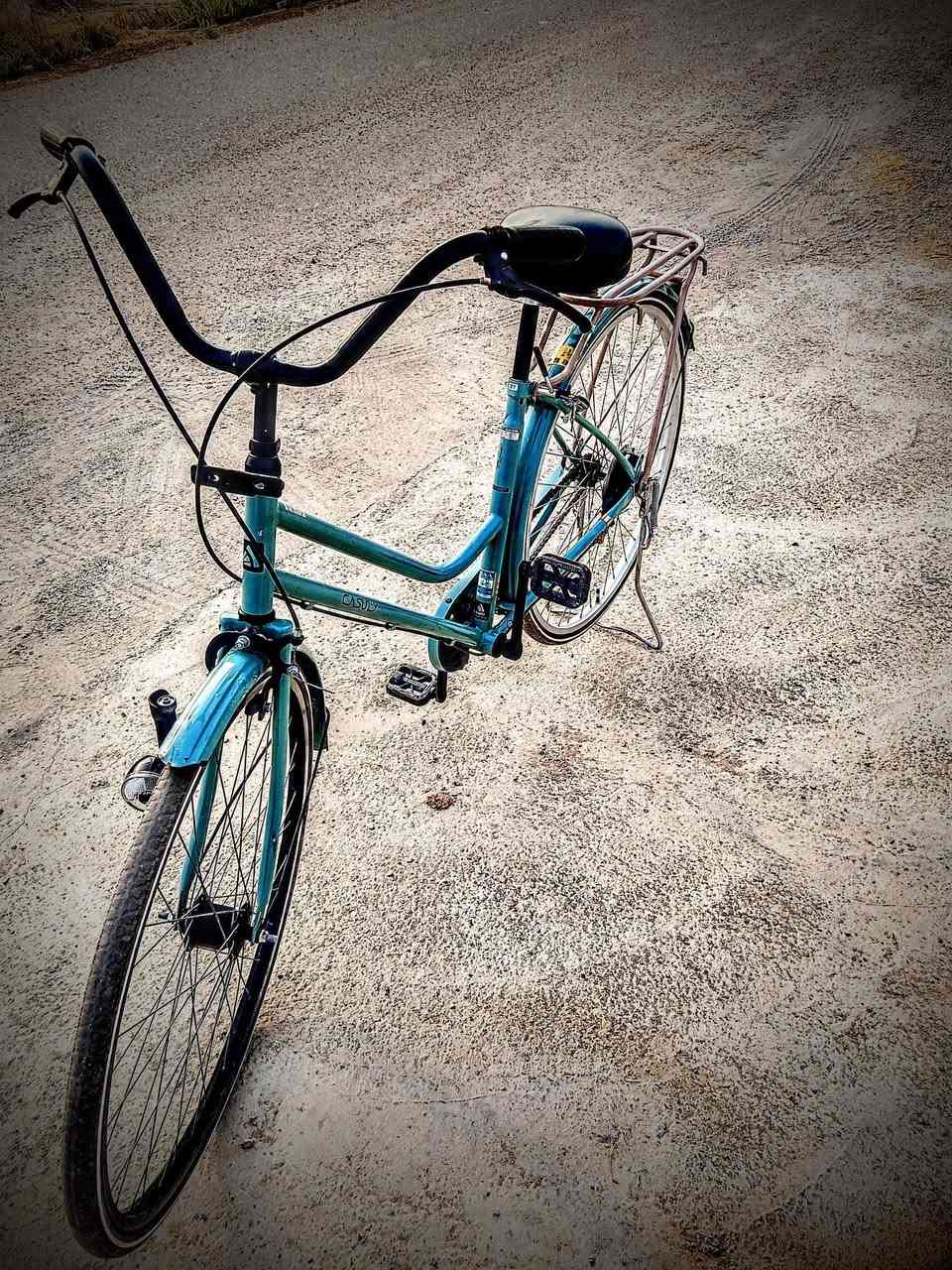 سلام عليكم بايسكل للبيع الله شاهد نضيف سعره 95 قفل والحجم 27 والمكان ديالى كنعان والاتصال على هذا  الرقم ***********
