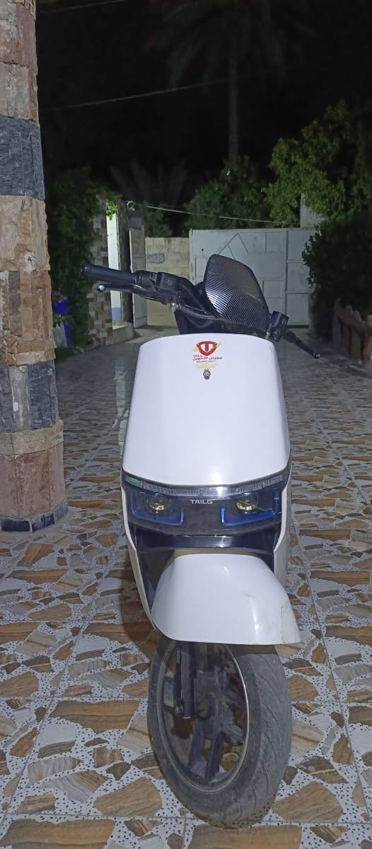 بعد السلام.. للبيع دراجه شحن جديده 6بطاريه نضام صيانه  ذاتي يعني ماتوكف اناره LED زنون ثلجي منفذ شحن هاتف مساحه تخزين واسعه 
نضافه فول شلعه ومعدل تخبلل شاحن سريع ٤٠ كيلو متر حقيقي يعني تنسى الشحن مانع سرقه وبيها هواي مواصفات بعد العنوان صلاح الدين الضلوعيه السعر المطلوب (1100) مليون وميه)وبيها مجال للشراي التواصل خاص وعلى الرقم ***********

