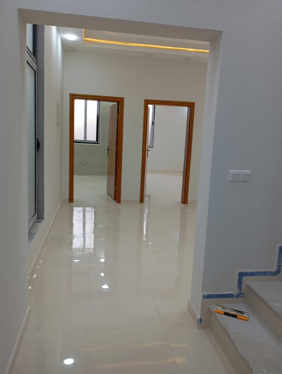 دار للبيع المساحه 150 متر  طابقين
المكان خلف المدرسة الإيرانية بناء حديث يحتوي على غرفه في الطابق الأرضي و3 غرف نوم على شكل سويتات و6 مجاميع صحية ومطبخ حار وبارد واستقبال كبيره وصاله ومناور عدد 2 بناء حديث غير مسكون جاهز من جميع النواحي من مغاسل وسخانات وأرضيات درجه اولى ومحجرات فخمه وسقوف مغربيه وصبغ جدران جوتن وكهربائيات الفنار السعودي وصحيات سمارت المصري والابواب والشبابيك سراي تركي سلايت المنيوم والابواب الخشب صاج درجه اولى 
للاستفسار 
***********
