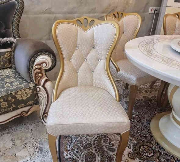 ميز طعام مرمر ثقيل جدا فخم جدا نظيف كلش ما بي اي ضرر. مرمر طبقتين ووياه كراسي عدد 6 .مشتريه من سما البيت بالكرادة المكان بغداد الكرخ ..توصيل ما عندي للاسف. سعر  الشراء مليون ونص وسعر البيع 850 الف  ..سبب البيع لان دا نشيل لغير بيت وما عندي مكان اله.***********
