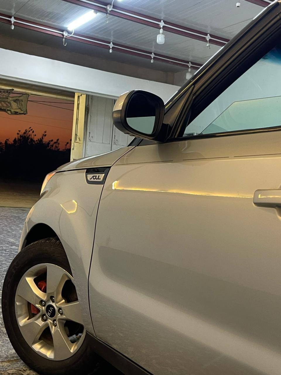 السلام عليكم ورحمه الله وبركاته
للبيع كيا صول 2017 
رقم شمالي اربيل رقم وهزة وسنوية جدد 
وارد امريكي كفاله حادثه دعامية امامية فقط ومبدله وكاله اصلية نفس لون 
مكينه ١٦٠٠ جديده مامفتوحه 
كير وضع شركه 
حدادية ٨٠٪ 
سيارة جدا جديده واستعمال شخصي
زوج تاير جديد
سبير وعدة ما ملعوب بيها 
سيارة نضافتها ١٠٠٪ 
ومابيها نقص 
مكانه بابل مسيب سعر 118 وبيها مجال للشراي للستفسار اكثر اتصل ***********
