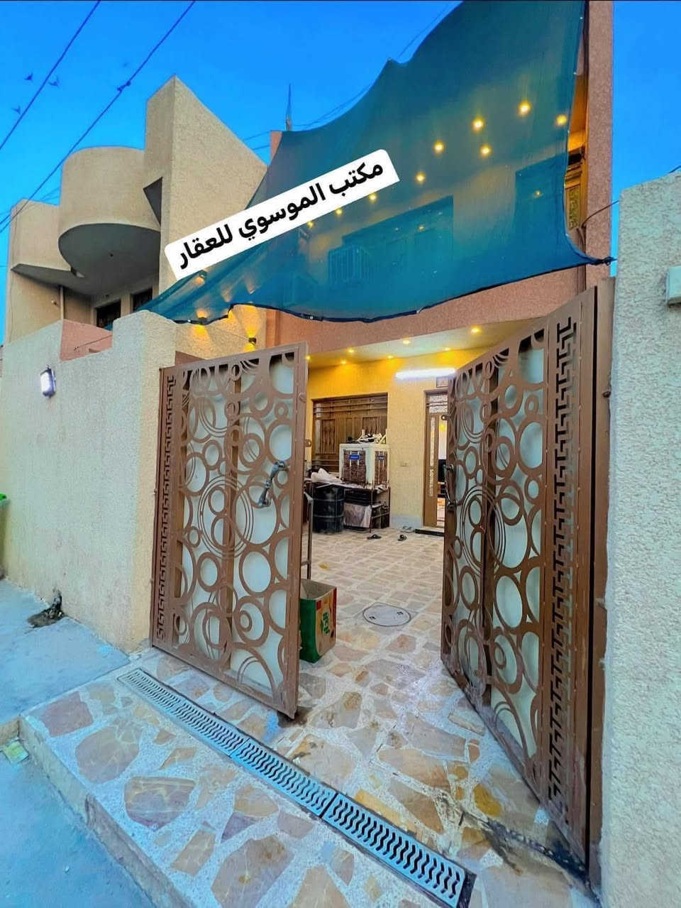 بيت مساحه 150 متر 
طابو ملك صرف سكني 

يتكون من 
استقبال 
وصاله ومطبخ 
وخدمات 
وغرفه نوم جوه 
وغرفتين نوم كبار فوك 
وخدمات 

منطقه الانتصار مقابيل مستشفى حماد شهاب 
قبل مرور الحسينيه 

معروض حصرا لدى 
مكتب الموسوي للعقار 
التصنيع بدايه شارع 25
***********
