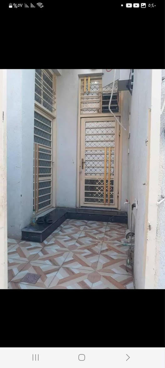 بيت للبيع مساحه ٥٠متر طابقين غرفتين وصحيات بالطابق الثاني والطابق الارضي غرفه نوم وغرفة خطار ومطبخ وصحيات ومنور بيت بناء جديد مكانه شارع الحر حي القناصين خلف مستشفى الوارث للاورام قريب على شارع الاستفسار ‏‪***********‬‏
