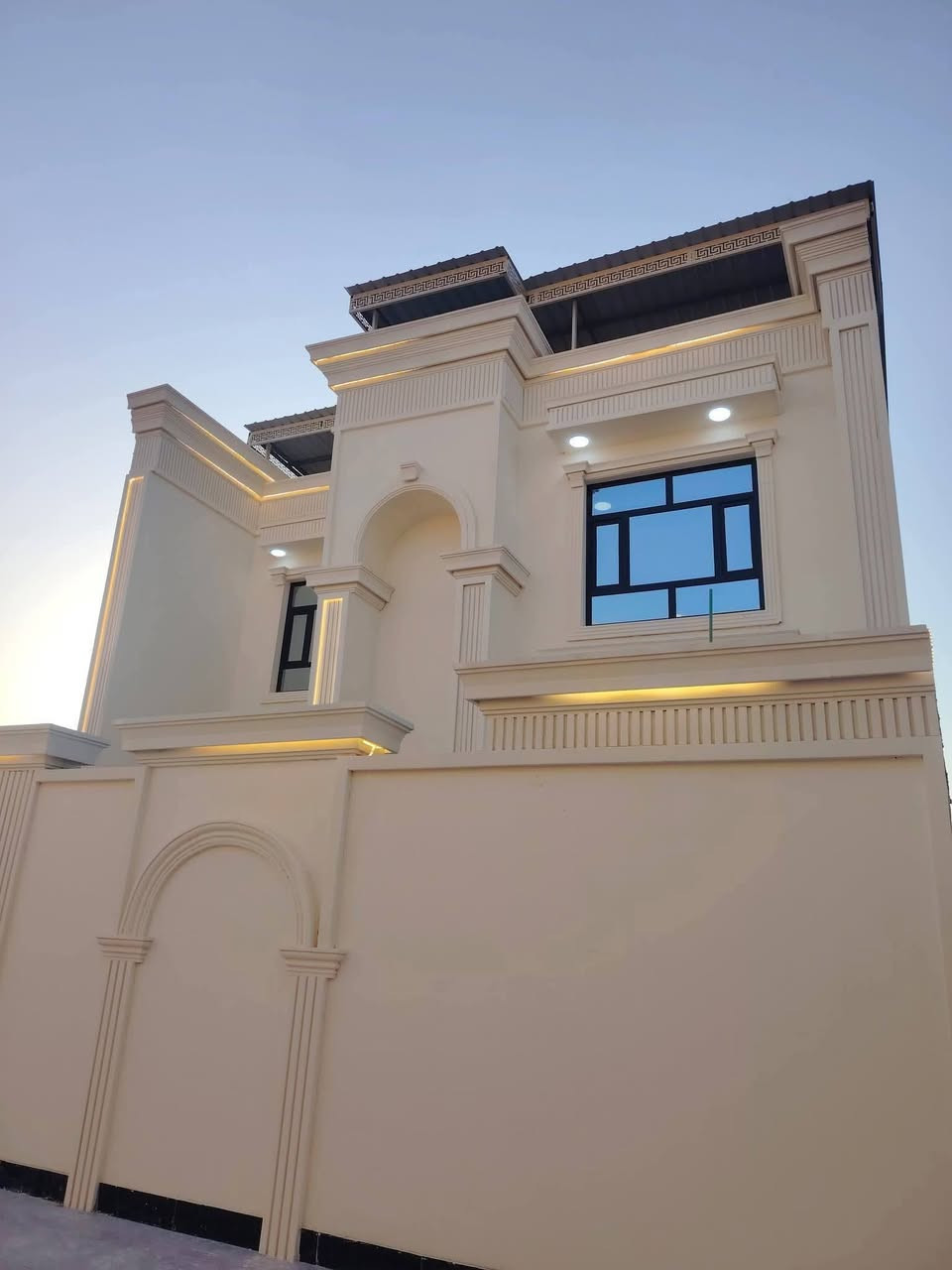 ياالله اسعد الله اوقاتكم بكل خير احبتي يتوفر دار سكن عرصه طابقين
يتكون الدار #الطابق الأول يتكون من غرفتين منام وصاله وديوان ومطبخ وصحيات داخليه وخارجيه وكراج
#الطابق الثاني من أربع غرف منام وصاله ومطبخ وصحيات
البيت متعوب عليه بشكل
طابو صرف #عرصه تحويل بأسم المشتري #مساحة ٢٥٠ متر
#العنوان البصره ابي الخصيب كوت الحمداني قرب المحكمه
شارع امام البيت ١٠ متر تبليط
كافه خدمات متوفره يمك
#السعر المطلوب ٢٦٠ مليون قابل للتفاوض
#للأستفسارأتصال ***********
فرصه ماتتعوض. ***********
